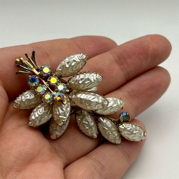 Beautiful Vintage Gold Tone Leaf Brooch Prong Set Faux Pearls & AB Rhinestones - Picture 7 of 9